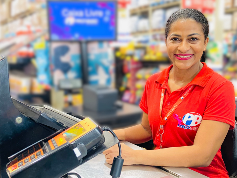 fotografia de uma funcionária do caixa do supermercado